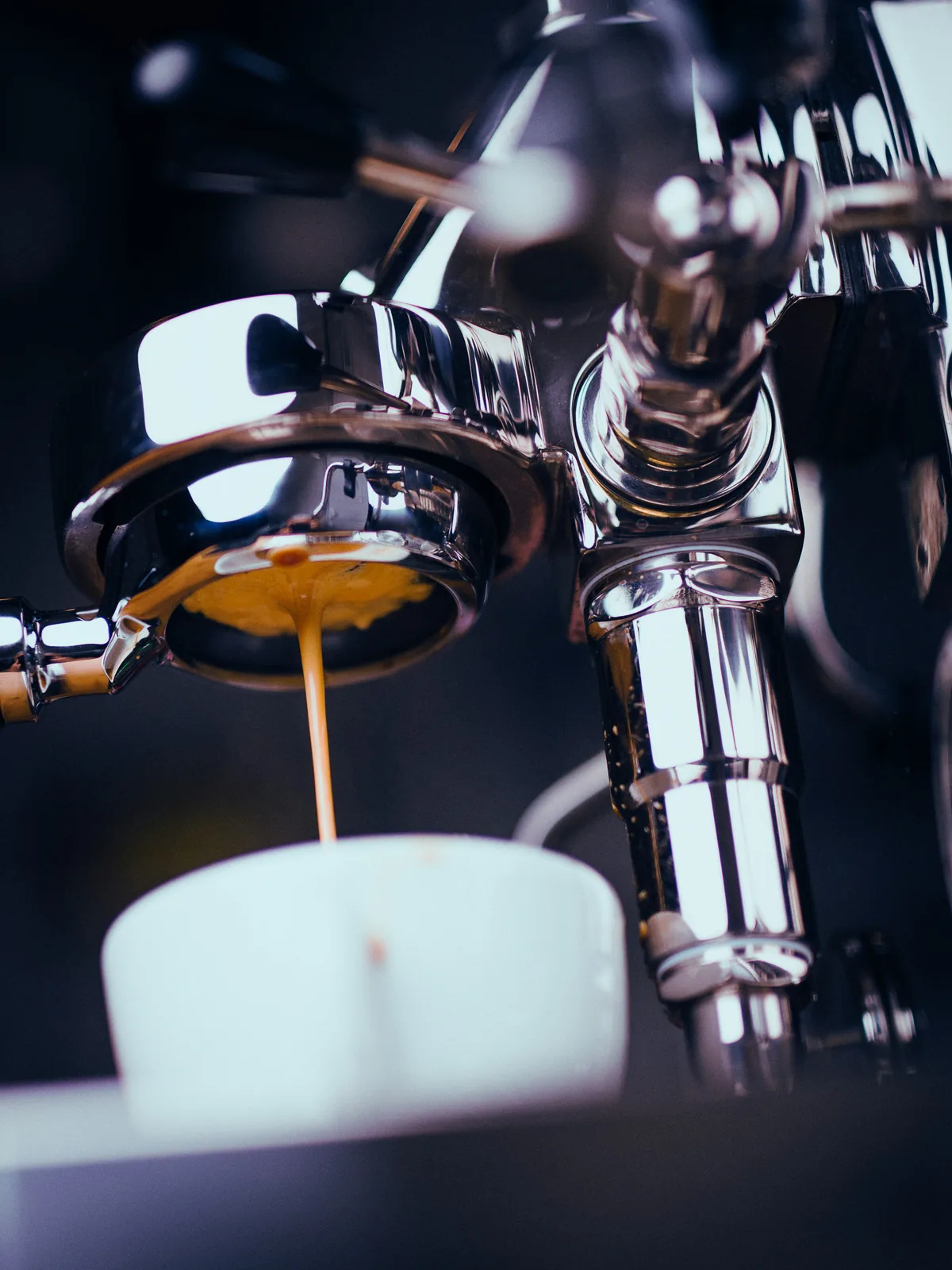 Espresso extracting from a bottomless portafilter