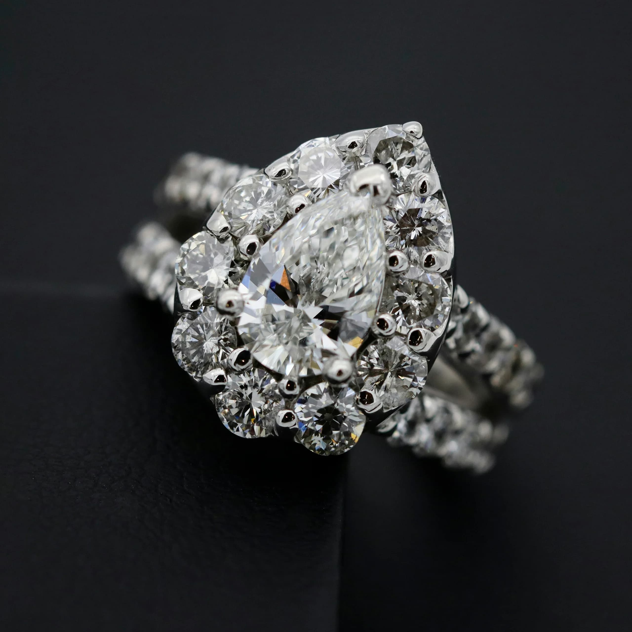 Trace — Six claws on a pear centre, a halo of fourteen full cuts around it and eighteen more down the shoulders.